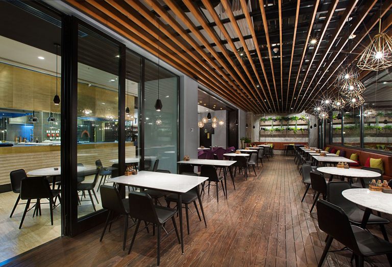 Кубообразные рейки в потолках Грильято