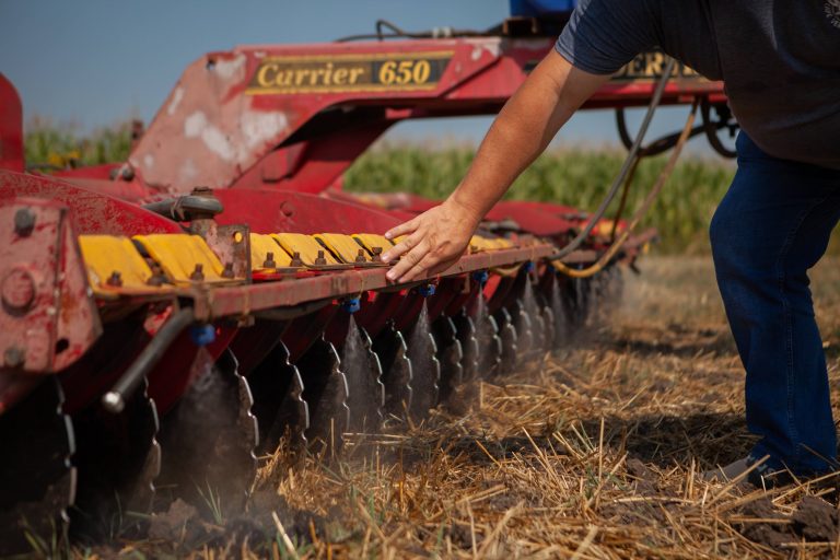 Біопрепарати-деструктори: що це таке, як вони працюють і де їх застосовують