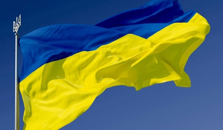 Прапори на замовлення: як обрати матеріал, розмір і технологію друку